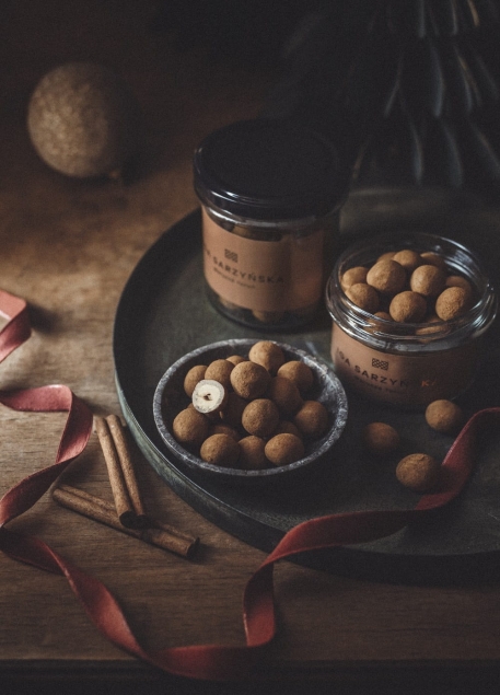 Iga Sarzyńska Orzech laskowy w białej czekoladzie z cynamonem 150g