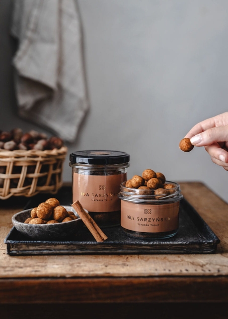 Iga Sarzyńska Orzech laskowy w białej czekoladzie z cynamonem 150g