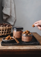 Iga Sarzyńska Orzech laskowy w białej czekoladzie z cynamonem 150g