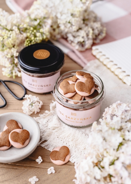 Iga Sarzyńska Dukaty z Sercami Piernikowymi - w truskawkowej białej BIO czekoladzie 100 g