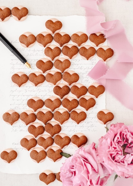 Iga Sarzyńska Dukaty z Sercami Piernikowymi - w truskawkowej białej BIO czekoladzie 100 g