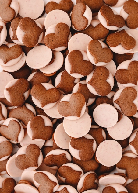 Iga Sarzyńska Dukaty z Sercami Piernikowymi - w truskawkowej białej BIO czekoladzie 100 g