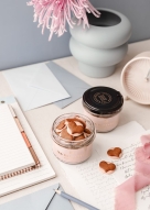 Iga Sarzyńska Dukaty z Sercami Piernikowymi - w truskawkowej białej BIO czekoladzie 100 g