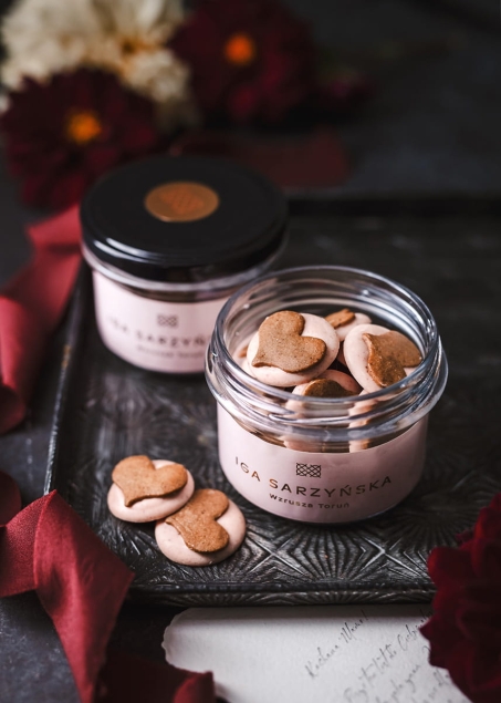 Iga Sarzyńska Dukaty z Sercami Piernikowymi - w truskawkowej białej BIO czekoladzie 100 g