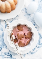 Iga Sarzyńska Dukaty z piernikowymi zajączkami w truskawkowej białej BIO czekoladzie