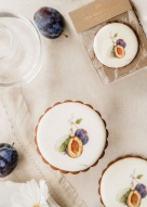 Iga Sarzyńska Duży Piernik Artystyczny Owoce Letnie - śliwka 9 cm + opakowanie (1 sztuka)