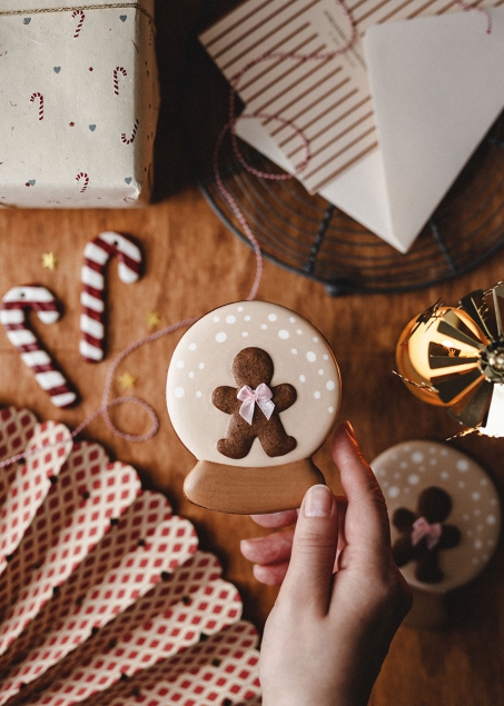 Iga Sarzyńska Świąteczny piernik ręcznie zdobiony Retro - Śnieżna Kula (1 sztuka)