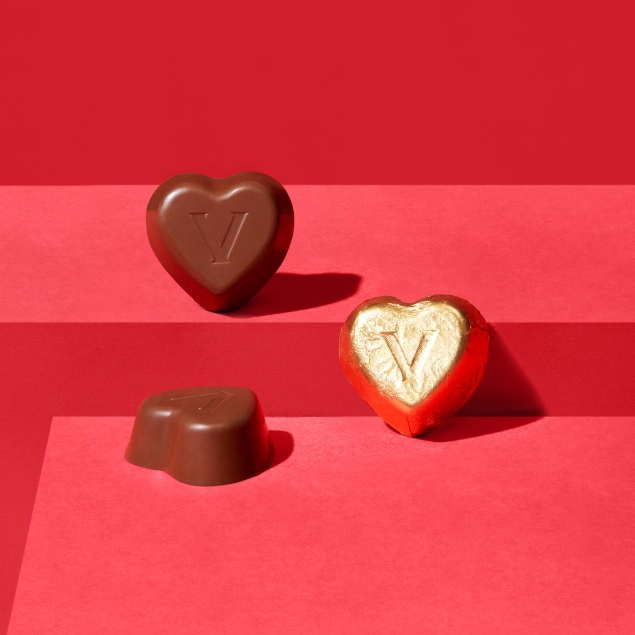 Venchi Valentine Small Heart Tin Box - mała puszka w kształcie serca z różnymi pralinami 48 g