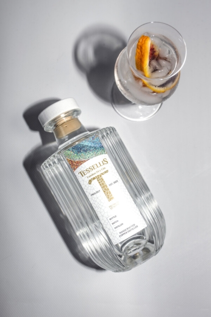 Tessellis Distillery London Dry Gin 44 % - polski gin z jałowcem, kolendrą i skórką pomarańczy 0,7 l