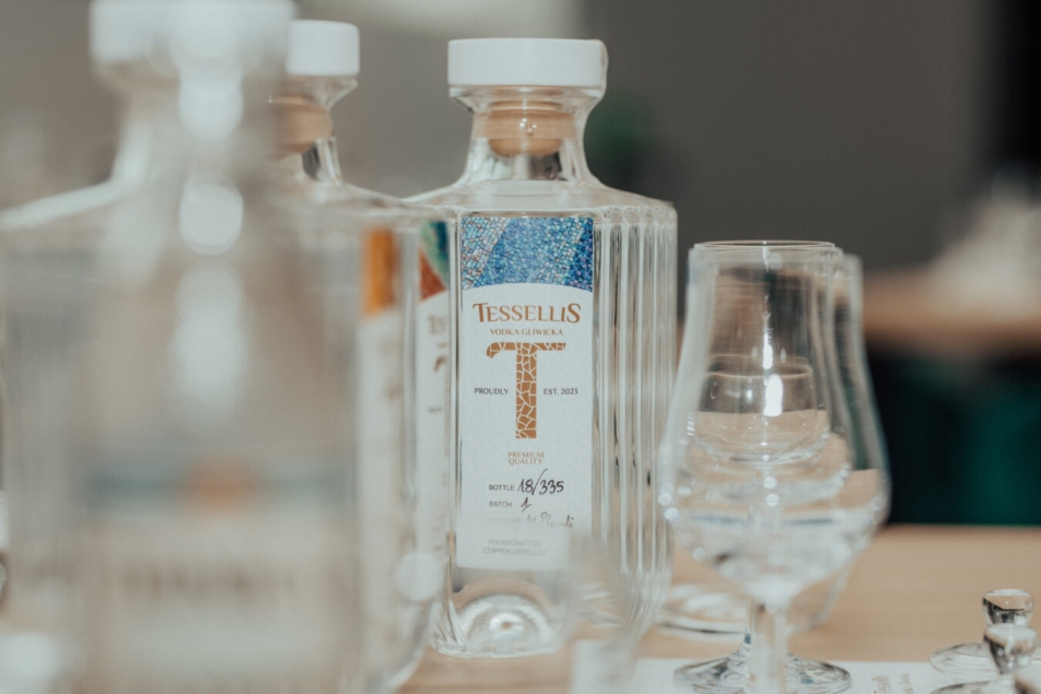 Tessellis Distillery London Dry Gin 44 % - polski gin z jałowcem, kolendrą i skórką pomarańczy 0,7 l